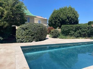 حمّام سباحة خارجي