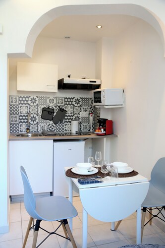 PLUTON 's near the gare station and markets