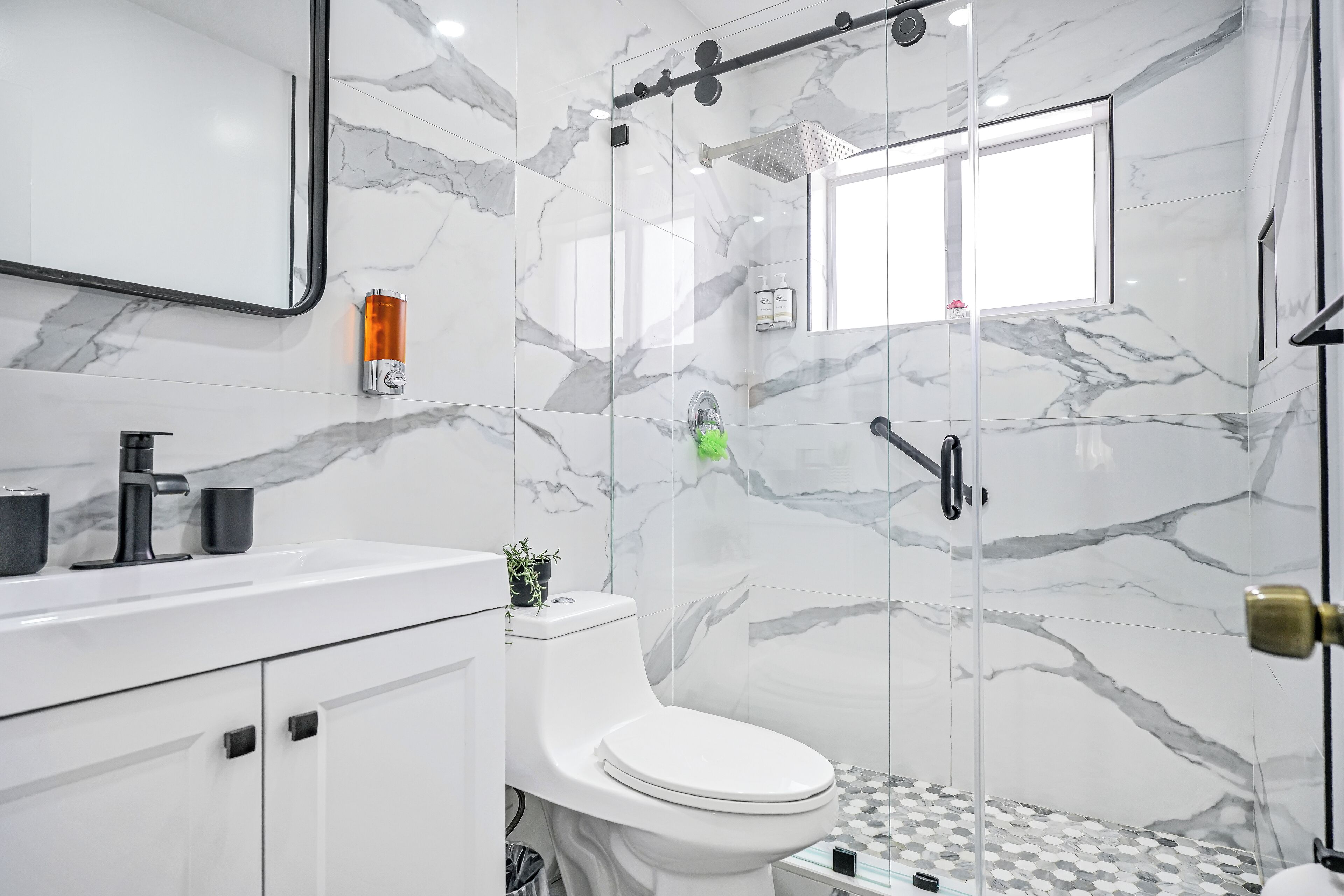 Comfort huis | Badkamer | Een douche, een hydromassagedouche, gratis toiletartikelen