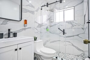 Comfort House | Bathroom | Shower, hydromassage showerhead, free toiletries, hair dryer