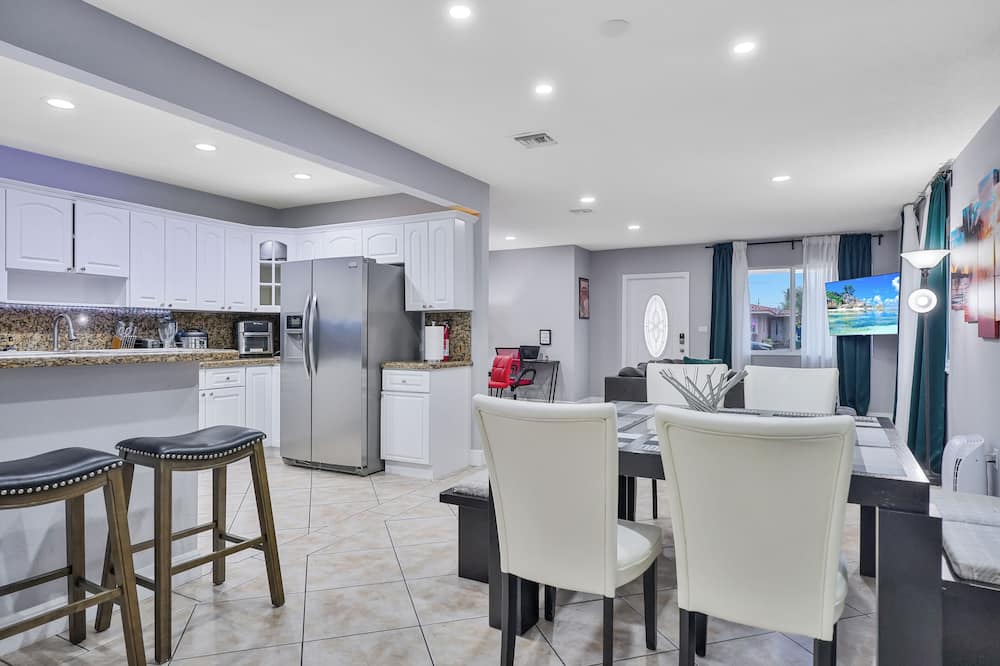 Unique Escape GameRoom! Bar, BBQ, Spacious, and Near Beach