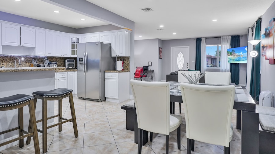 Unique Escape GameRoom! Bar, BBQ, Spacious, and Near Beach