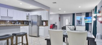 Unique Escape GameRoom! Bar, BBQ, Spacious, and Near Beach