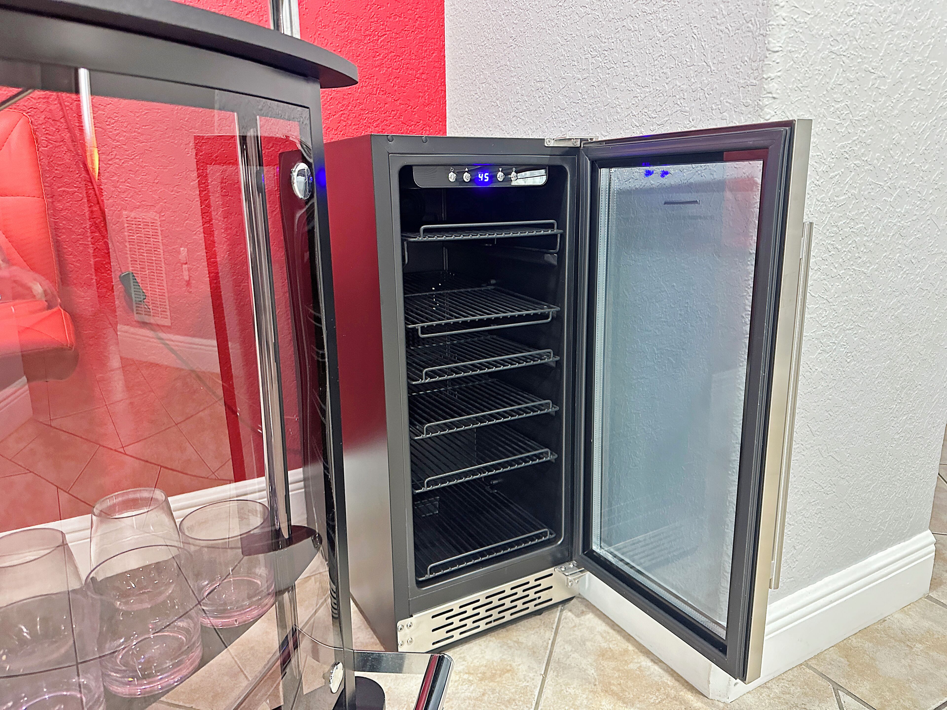 Ein kleiner Kühlschrank mit separatem Gefrierfach, Glastür und einer Bedienblende mit digitaler Anzeige.