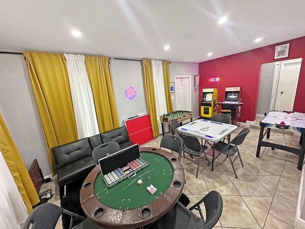 Unique Escape Gameroom! Bar, Bbq, Spacious, And Near Beach - Miami International Airport (MIA)