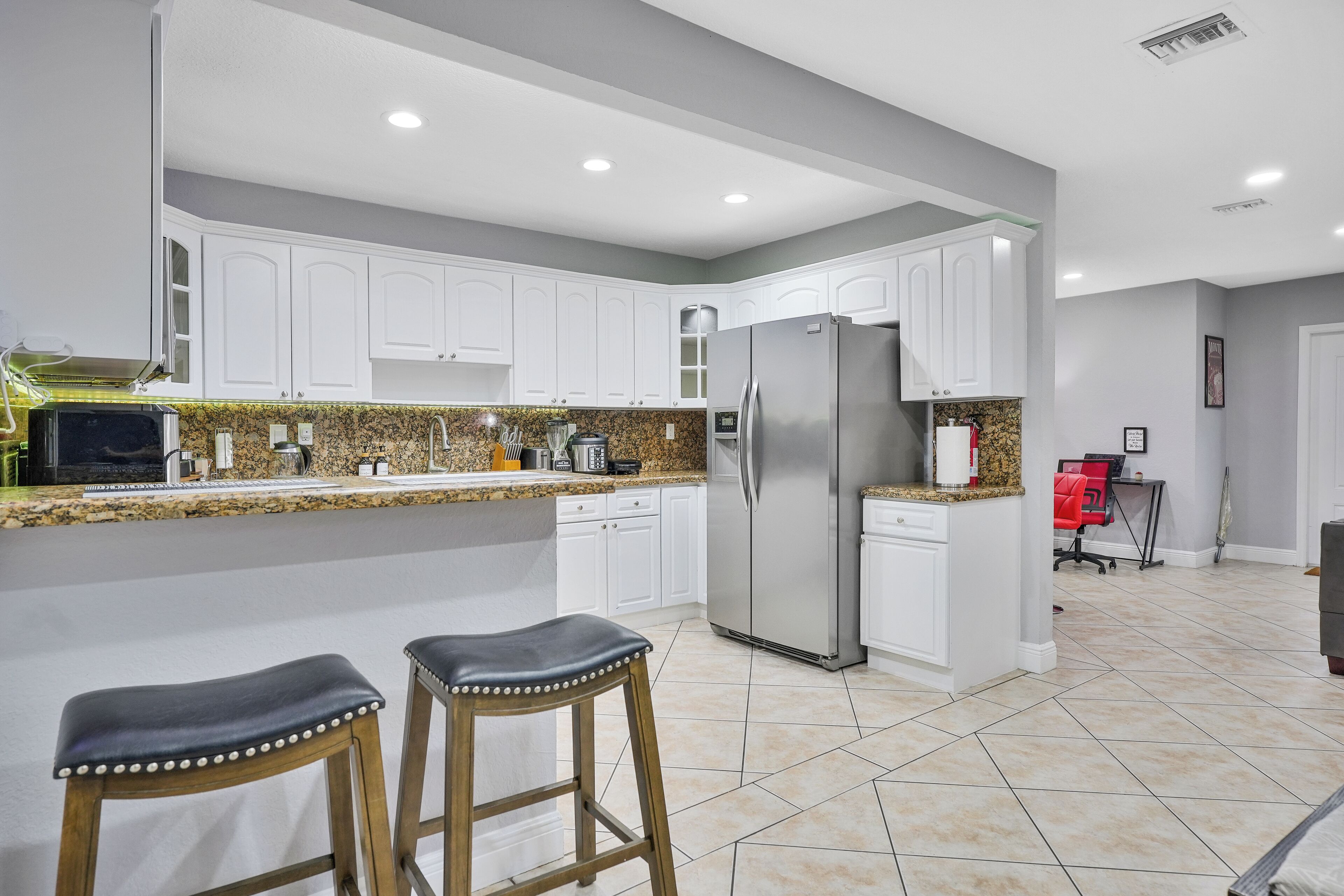 Comfort House | Private kitchen | Full-size fridge, microwave, oven, stovetop