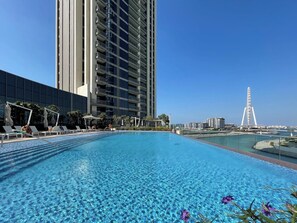 Outdoor pool - Silkhaus 52|42, Dubai Marina (Dubai)