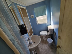 Chalet | Bathroom | Shower - Ingoldmells - Caravan- Sleeps 8 - Seaside - Wi-fi (Skegness)