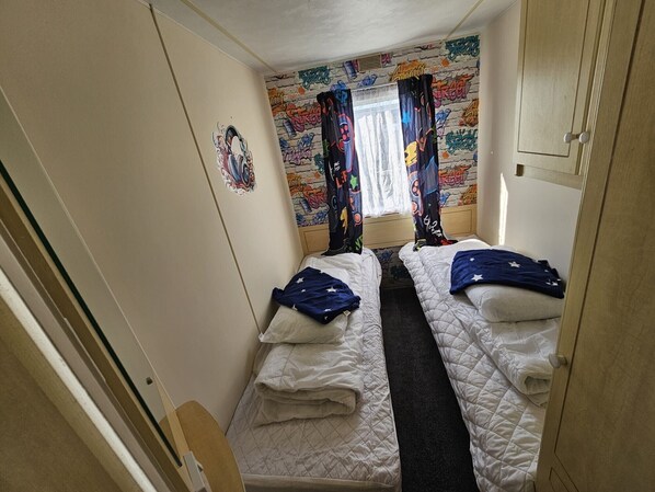 Chalet | 3 bedrooms, iron/ironing board, free WiFi - Ingoldmells - Caravan- Sleeps 8 - Seaside - Wi-fi (Skegness)
