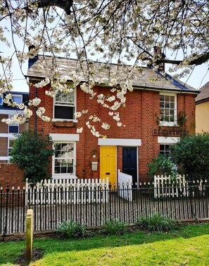 Exterior - Victorian Cottage Writers Retreat (Ashford)
