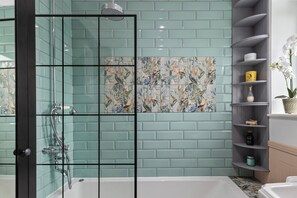Huis, Meerdere bedden | Badkamer | Een aparte badkuip en douche, een diep bad, een haardroger, handdoeken