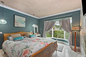 4 bedrooms, iron/ironing board, free WiFi, bed sheets - Captivating 4 Bed House in Pembrokeshire (Haverfordwest)