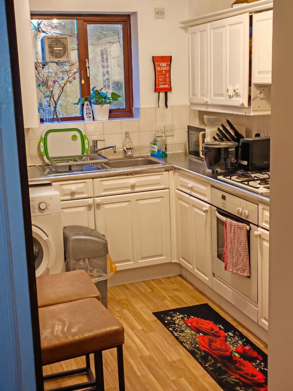 Refrigerador, microondas, horno, placa de cocina