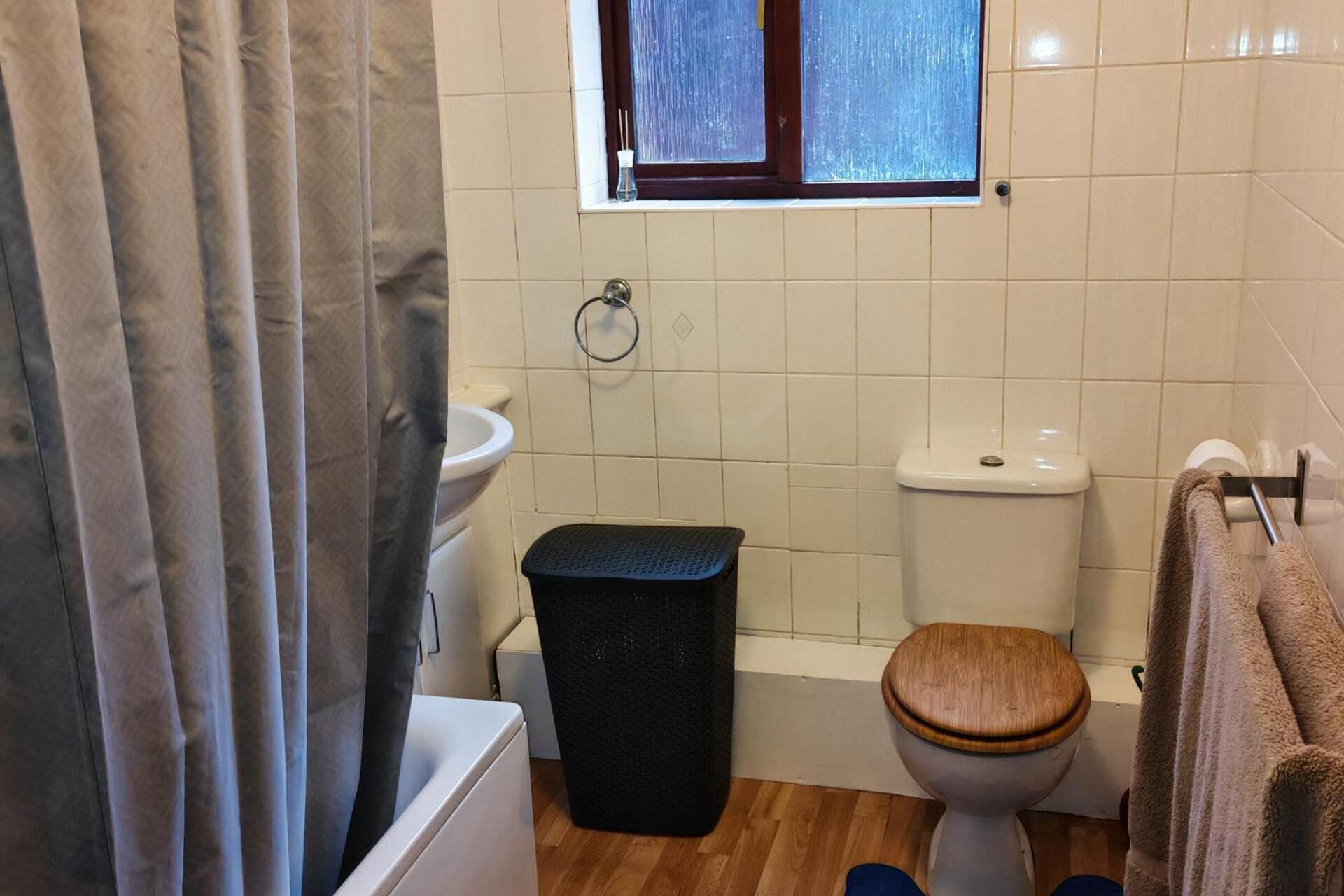 Duschwanne, Komfortbadewanne, Haartrockner, Handtücher