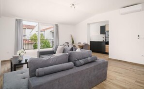 Apartamento, várias camas | Área de estar