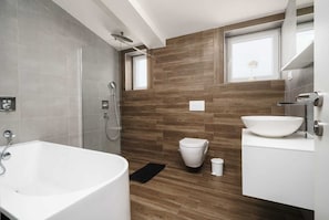 Apartamento, várias camas | Banheiro | Chuveiro, secador de cabelo, toalhas de banho 