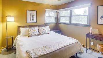 3 bedrooms, desk, iron/ironing board, Internet