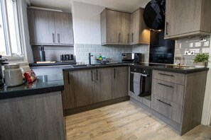 Apartment, 2 Queen Beds | Private kitchen | Fridge, microwave, oven, stovetop - Charming 2-bed Apartment in Edinburgh (Edinburgh)