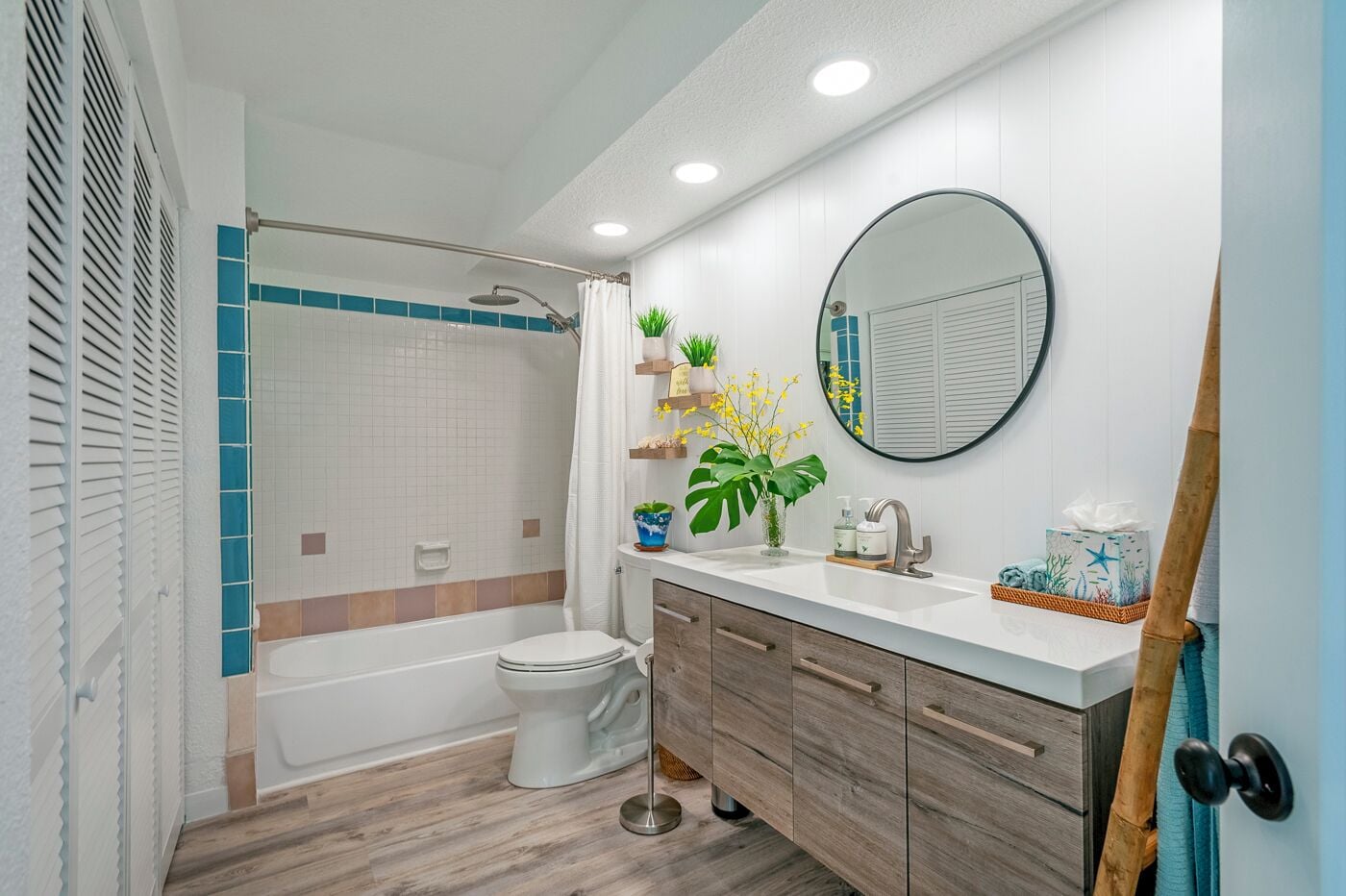 Combined shower/tub, hair dryer, towels