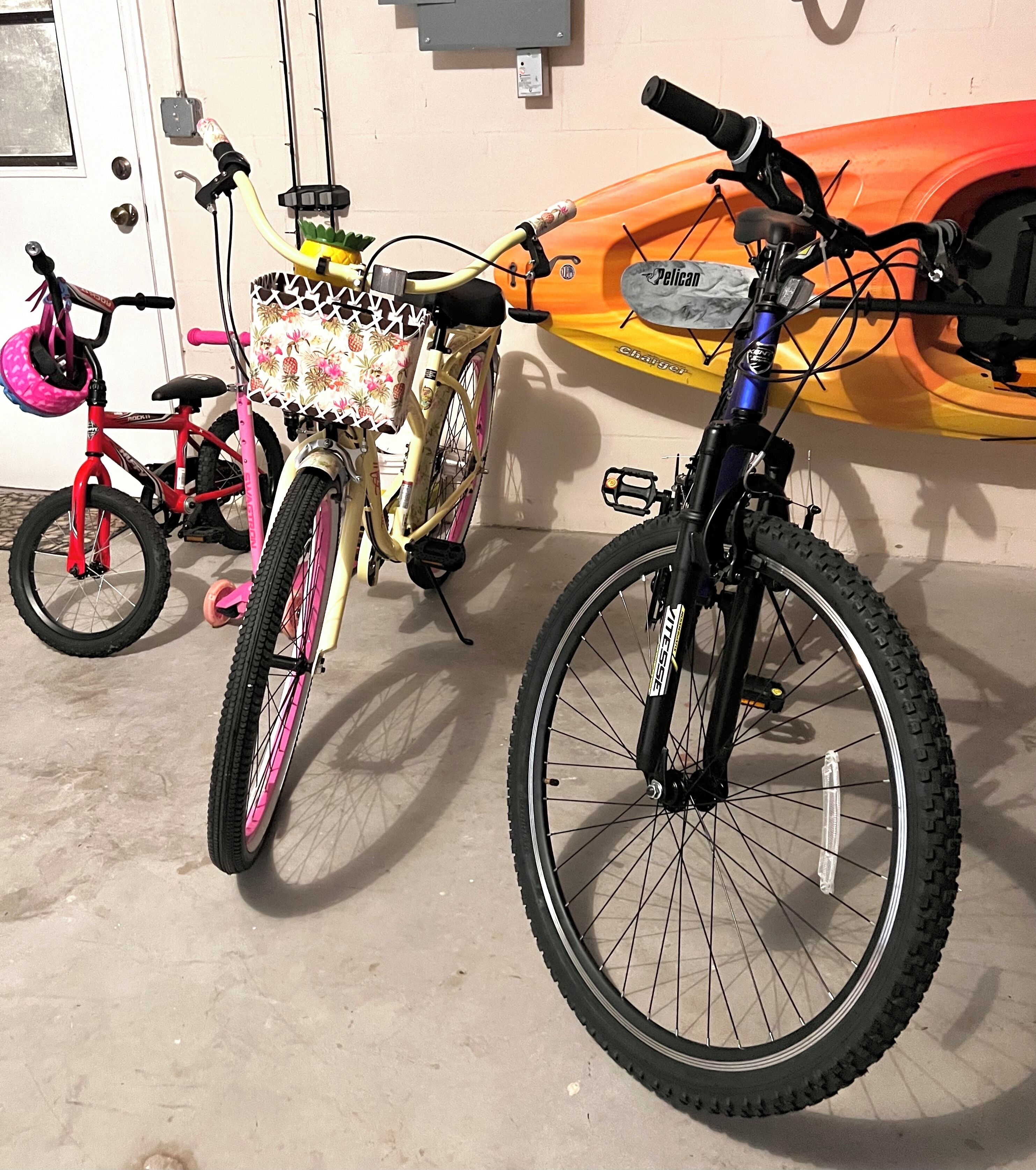 Een fiets met een voorvorkvering en bagagedrager, binnenshuis geparkeerd.