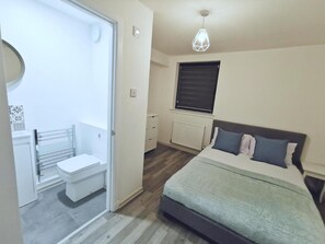 Apartment, 2 Queen Beds | 2 bedrooms, iron/ironing board, free WiFi, bed sheets - Beautiful 2-bed Apartment in Edinburgh (Edinburgh)