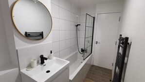 Apartamento, 2 camas Queen | Banheiro | Chuveiro, secador de cabelo, toalhas de banho 