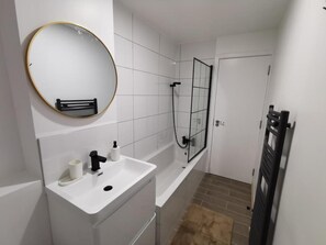 Apartment, 2 Queen Beds | Bathroom | Shower, hair dryer, towels - Beautiful 2-bed Apartment in Edinburgh (Edinburgh)
