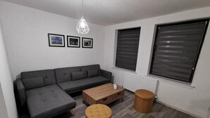 Apartamento, 2 camas Queen | Área de estar | Lareira