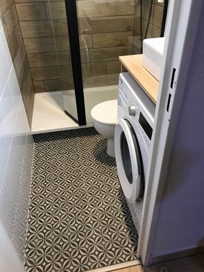 Dusch, hårtork, handdukar och tvål