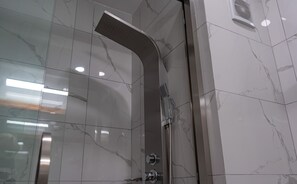Shower, rainfall showerhead, hair dryer, towels - Miraflores City Hotel (Lima)
