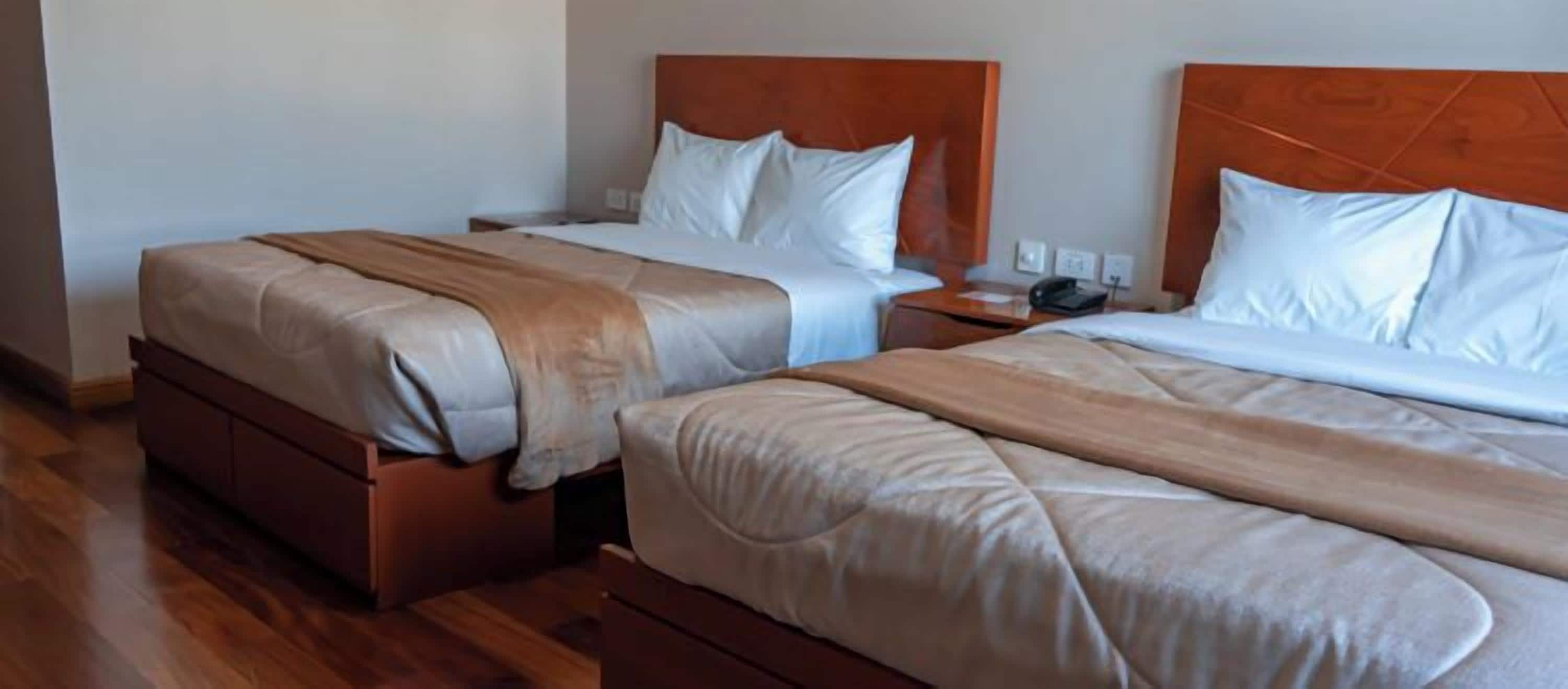 Ropa de cama hipoalergénica y caja de seguridad en la habitación 