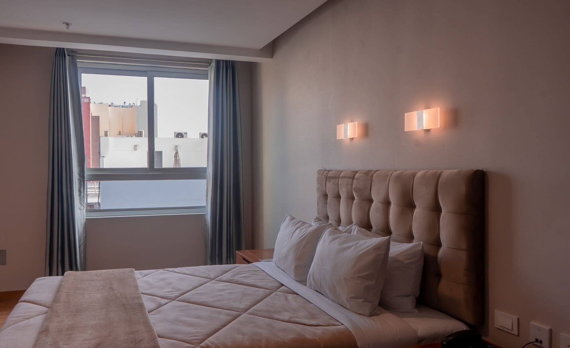 Quarto casal superior | Roupas de cama antialérgicas, cofres nos quartos, escrivaninha