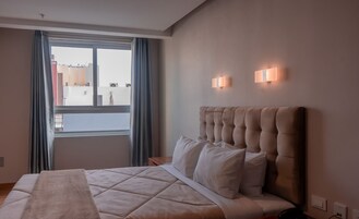 Ropa de cama hipoalergénica y caja de seguridad en la habitación 