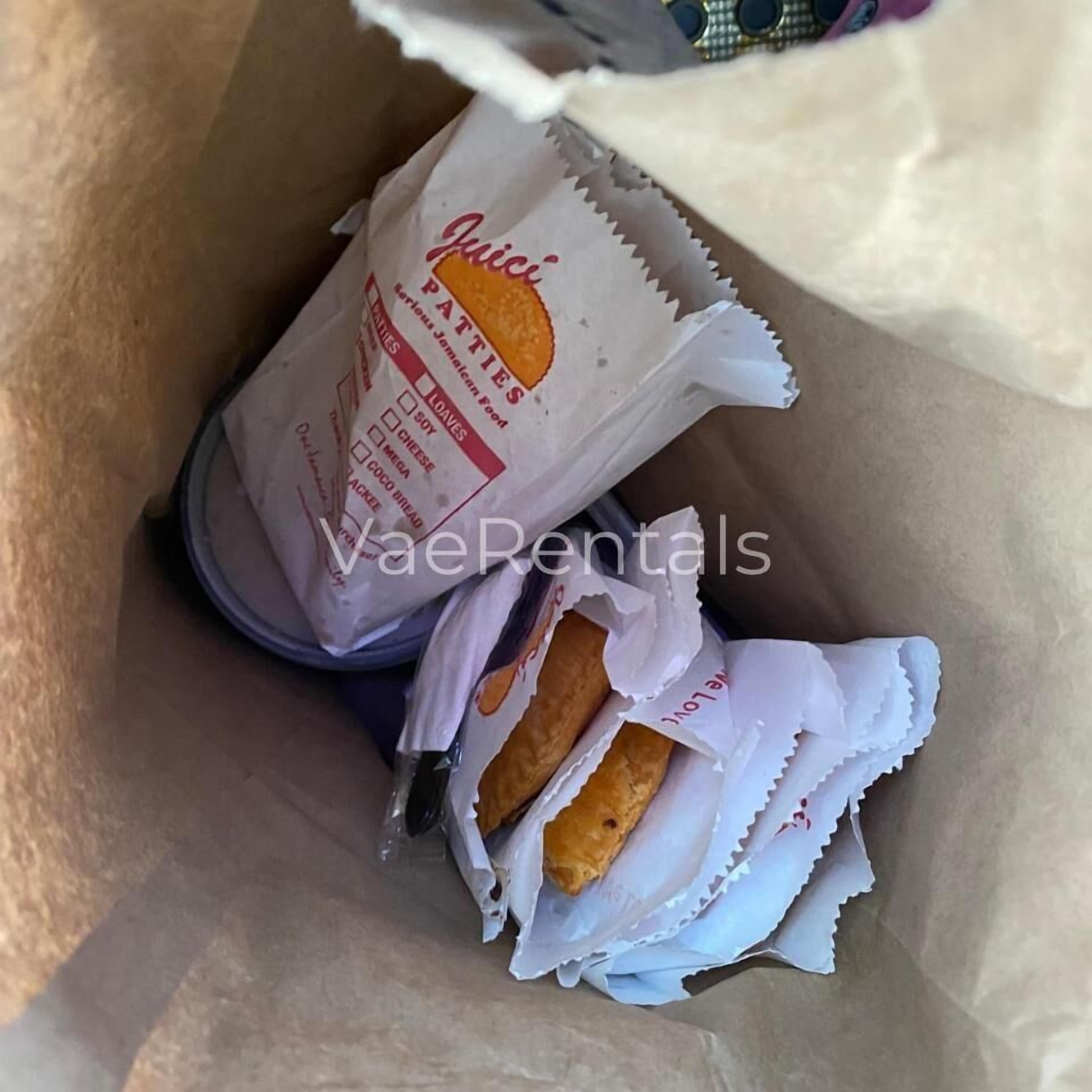 Eine Essbehälter mit einem Etikett, auf dem „Juicy PATTIES“ und „authentische jamaikanische Küche“ steht.