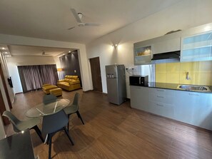 Eiffel Pent House (Private Garden) | บริเวณนั่งเล่น | ทีวีจอแอลอีดี