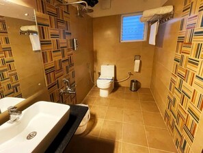 Shower, rainfall showerhead, free toiletries, hair dryer - Eiffel Suites (Bengaluru)
