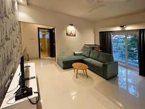 Eiffel Luxury Suite with Balcony | Living area - Eiffel Suites (Bengaluru)
