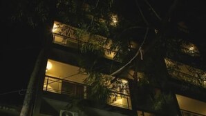 Un edificio con un cartel que dice "Eiffel suites" de noche.