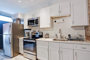 Kühlschrank, Mikrowelle, Ofen, Herdplatte