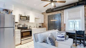 Een smart-tv en boeken