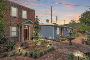 Exterior - Cozy & Historic 1790 Guest House Steps to River St, Food, and Entertainment! (Savannah)