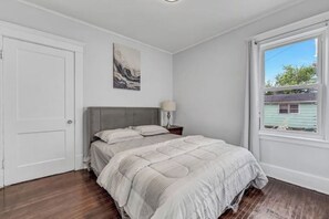 3 makuuhuonetta, työpöytä, silitysrauta/-lauta, ilmainen Wi-Fi