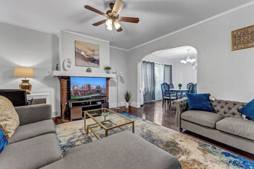 Newly Renovated G. Floor House:3 Bedrooms with Living Dining & Large Kitchen