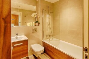 Apartment | Badezimmer | Duschwanne, Komfortbadewanne