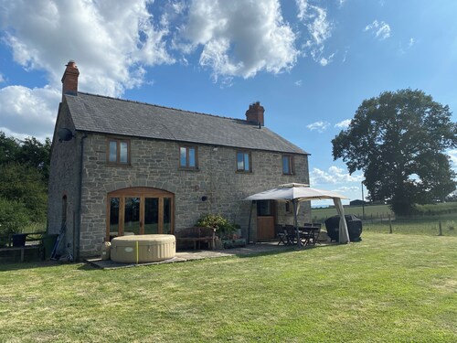 Charming Countryside Cottage