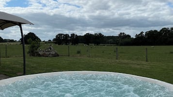 House | Outdoor spa tub