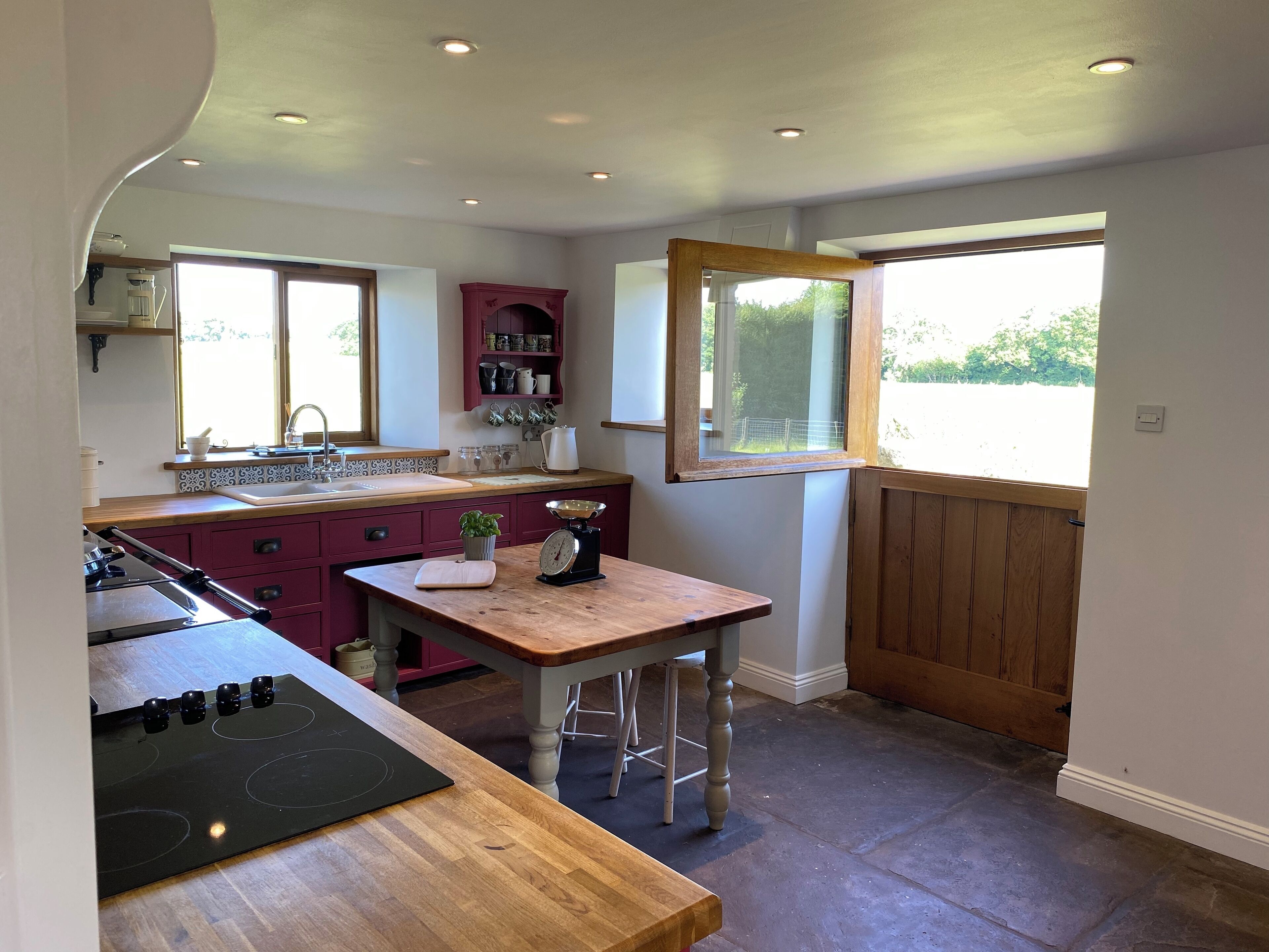 House | Private kitchen | Fridge, microwave, oven, stovetop