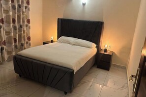 3 bedrooms, iron/ironing board, free WiFi, bed sheets - 3 Bed Apartment Sleeps 6 - Ensuites, Parking, Wifi (Freetown)