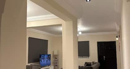 3 Bed Apartment Sleeps 6 - Ensuites, Parking, Wifi