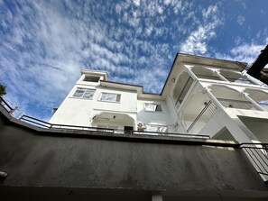 Apartment | Exterior - 3 Bed Apartment Sleeps 6 - Ensuites, Parking, Wifi (Freetown)